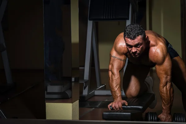 Male bodybuilder doing heavy weight exercise for back — Stock Photo, Image