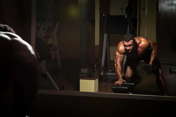 Bodybuilder masculin faisant un exercice de poids lourd pour le dos — Photo