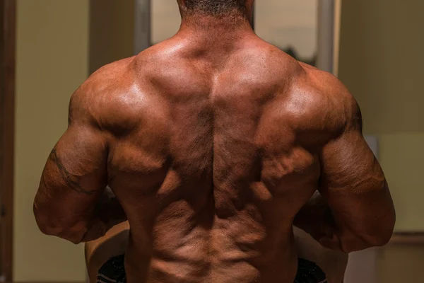 Maschio bodybuilder flettendo la schiena — Foto Stock