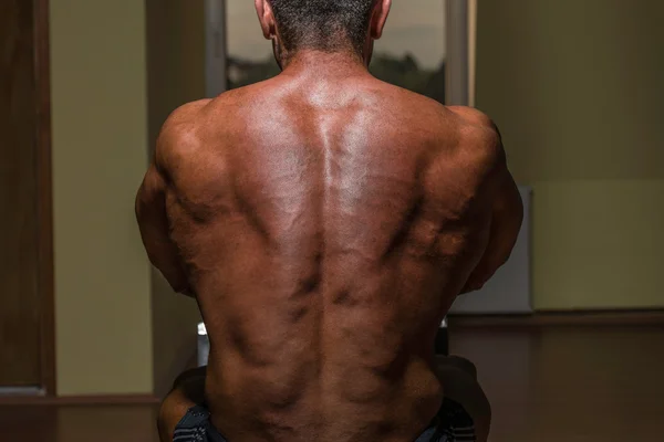 Fisiculturista masculino flexionando as costas — Fotografia de Stock