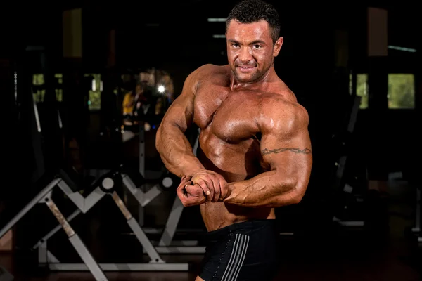 Muscular bodybuilder showing his side chest — Stock Photo, Image