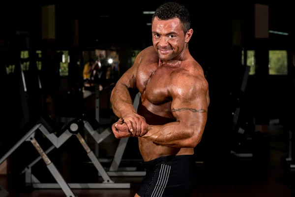 Muscular bodybuilder showing his side chest — Stock Photo, Image