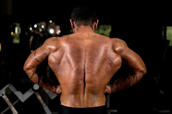 Muscular fisiculturista mostrando volta lat spread — Fotografia de Stock