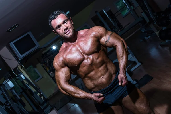 Muscular bodybuilder showing his upper body — Stock Photo, Image