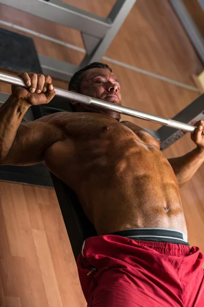 Shirtless body builder doing bench press for chest — Stock Photo, Image