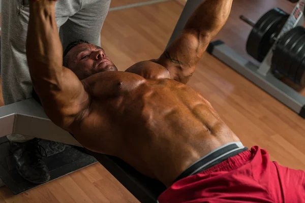 Shirtless karosářské dělá bench pressu pro hrudník — Stock fotografie