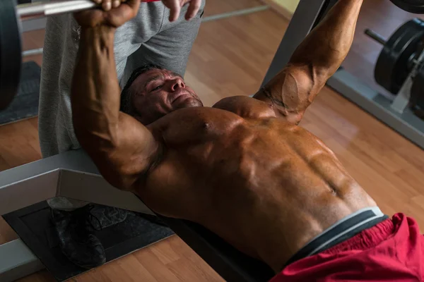 gömleksiz vücut Oluşturucuyu bench press göğüs için yapıyor
