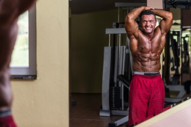 vücut geliştirmeci gösteren abs, ayna