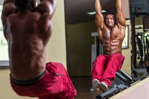 Body builder doing abs exercise — Stock Photo, Image