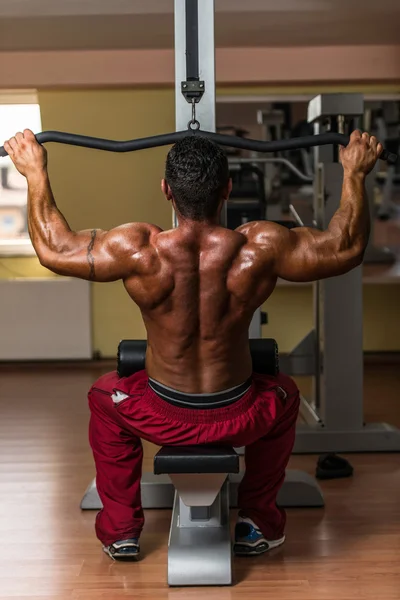 Geri için ağır egzersiz yaparak gömleksiz vücut geliştirmeci — Stok fotoğraf