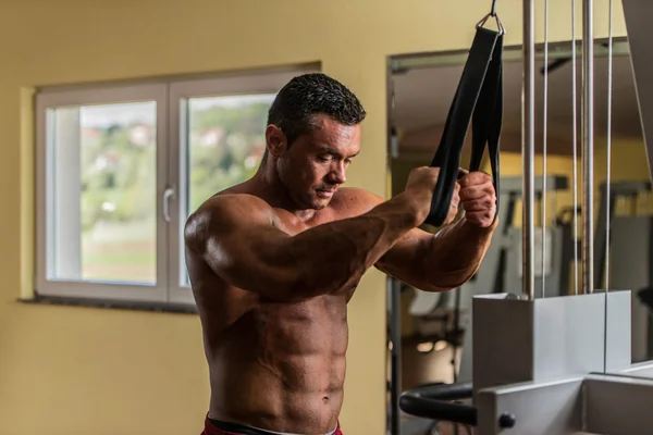 Shirtless fisiculturista se preparando para o seu exercício — Fotografia de Stock