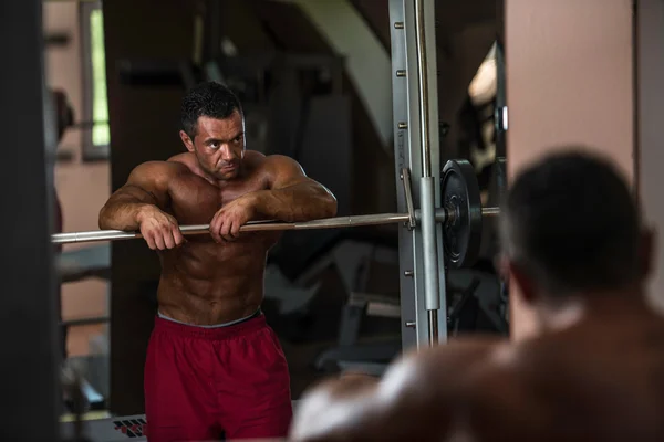Bodybuilder ruht sich nach dem Krafttraining aus — Stockfoto