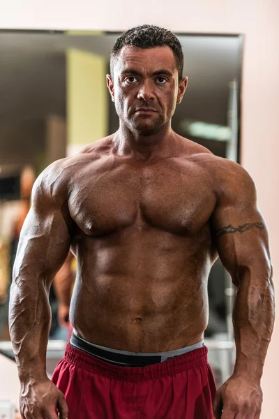 Ritratto del bodybuilder senza maglietta — Foto Stock