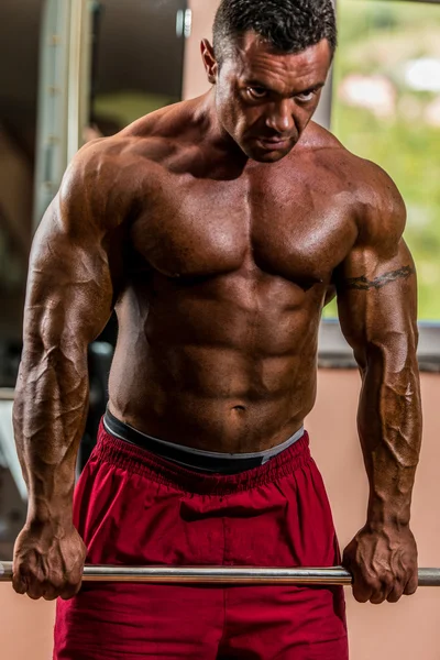 Mannelijke bodybuilder doen zware gewicht oefening voor overvulling — Stockfoto