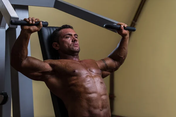 Üst göğüs için ağır egzersiz yaparak erkek vücut geliştirmeci — Stok fotoğraf