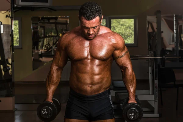Carrosseriebouwer doen zware gewicht oefening voor biceps met dumbbell — Stockfoto