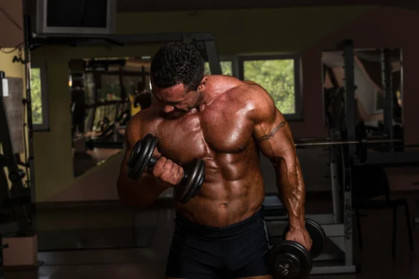 Body builder faire un exercice de poids lourd pour les biceps avec haltère — Photo