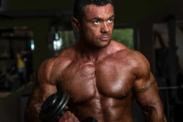 Body builder gör tung vikt övning för biceps med hantel — Stockfoto