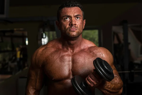 Karosářské dělat těžké váze cvičení pro biceps s činka — Stock fotografie