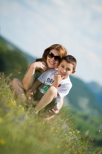 Moeder met zoon zit en verspreiden van liefde — Stockfoto