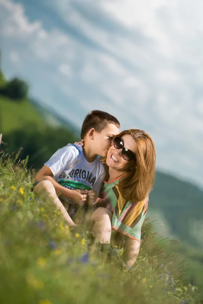 Mère avec son fils assis et répandant l'amour — Photo