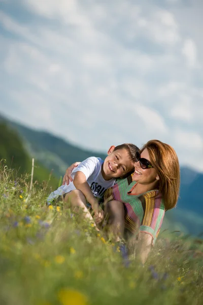 Anne ile oğlu oturuyor ve sevgi yaymak — Stok fotoğraf