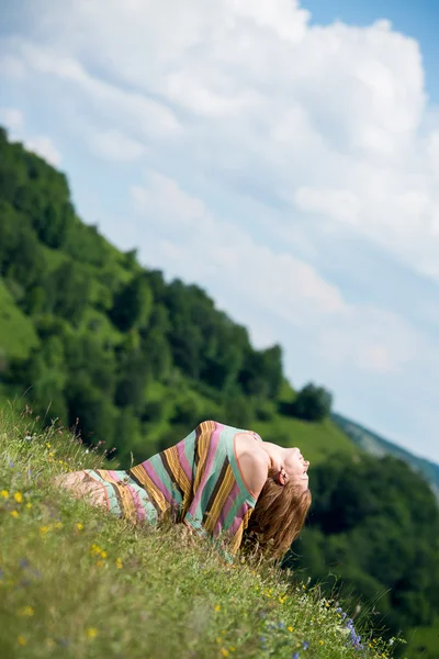 Hermosa mujer en vestido sentado en la hierba — Foto de Stock