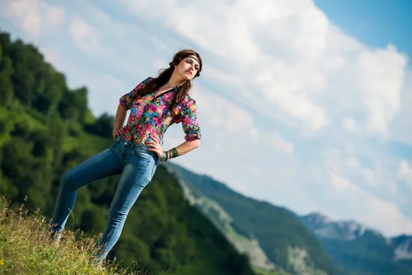Piękne kobiety w dżinsach, stojąc na trawie — Zdjęcie stockowe