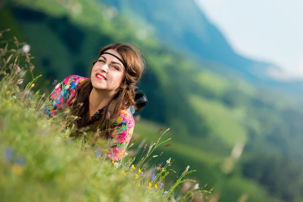 Bella donna sdraiata sull'erba — Foto Stock
