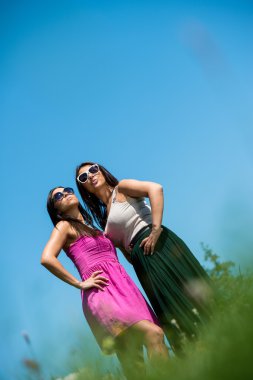 iki kız giydir eğleniyor