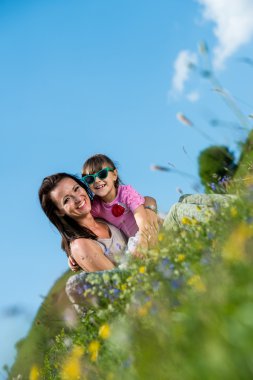 Anne ve Kız Sarılıyor