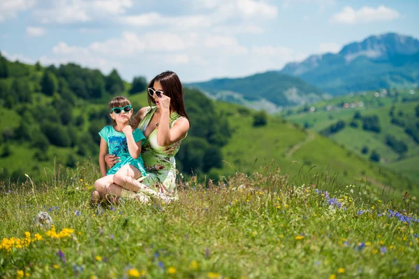 Mor och dotter bär solglasögon — Stockfoto