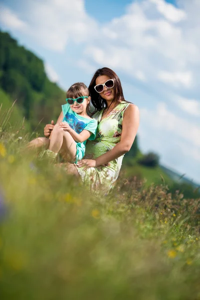 Moeder en dochter dragen van een zonnebril — Stockfoto