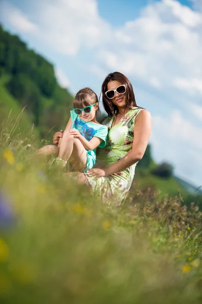 Mother and daughter wearing sunglasses — Stock Photo, Image