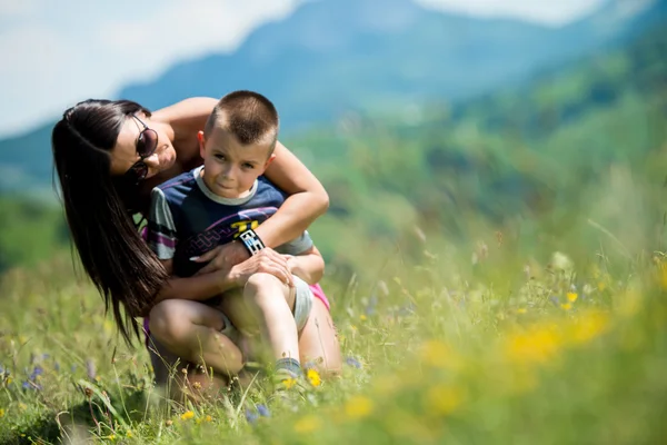 Anne ve oğlu oturuyor ve oynama — Stok fotoğraf