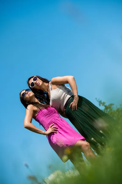 Duas meninas no vestido se divertindo — Fotografia de Stock