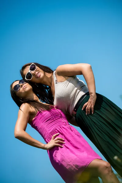 To piger i kjole har det sjovt - Stock-foto