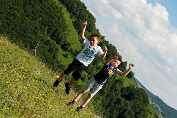 草原の跳躍の子供 — ストック写真
