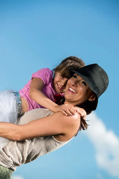 Mère et fille câlins — Photo