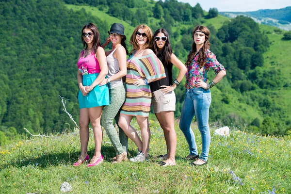 Skupina dívek baví — Stock fotografie