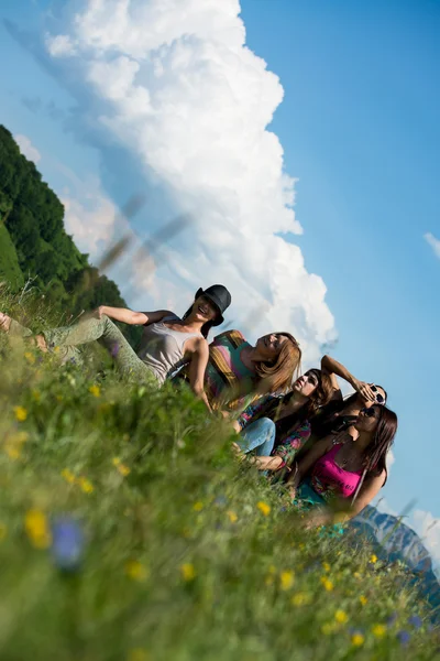 Çimenlerin üzerinde oturan ve having fun kız grubu — Stok fotoğraf