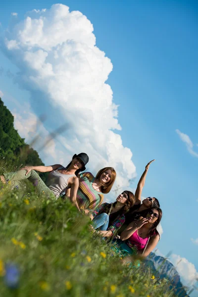 Çimenlerin üzerinde oturan ve having fun kız grubu — Stok fotoğraf