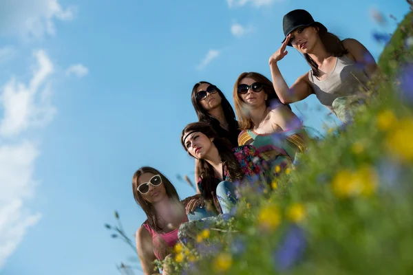 잔디에 앉아서 재미 여자의 그룹 — 스톡 사진
