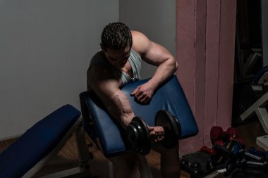 pazı ile du için ağır egzersiz yaparak genç vücut geliştirmeci