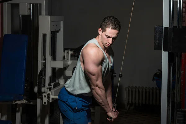 Mladí kulturista dělat těžké váze cvičení pro triceps s c — Stock fotografie