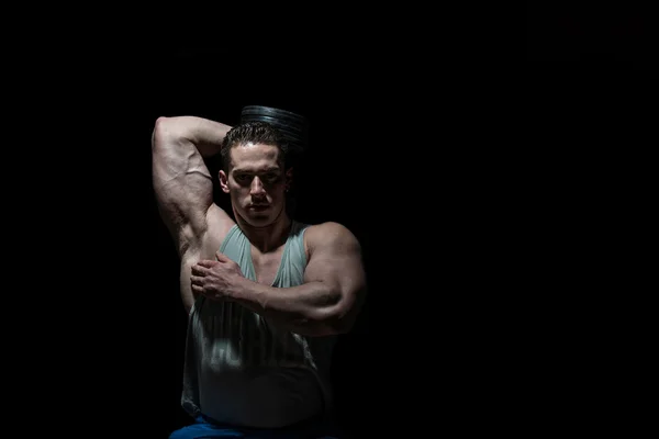 Young bodybuilder doing heavy weight exercise for Shoulder on bl — Stock Photo, Image