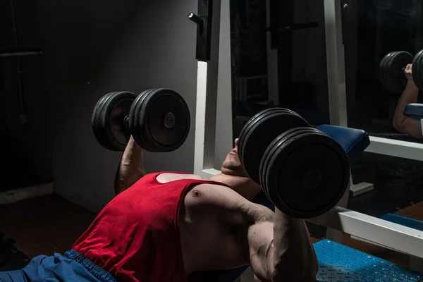 Junger Bodybuilder macht Bankdrücken für die Brust — Stockfoto