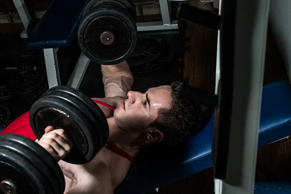 Junger Bodybuilder macht Bankdrücken für die Brust — Stockfoto