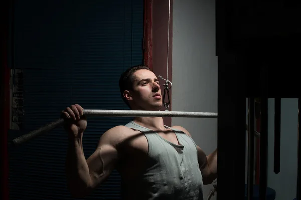 Jonge lichaam bouwer doen zware gewicht oefening voor rug — Stockfoto