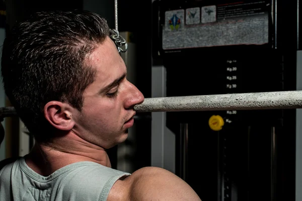 Young body builder doing heavy weight exercise for back — Stock Photo, Image